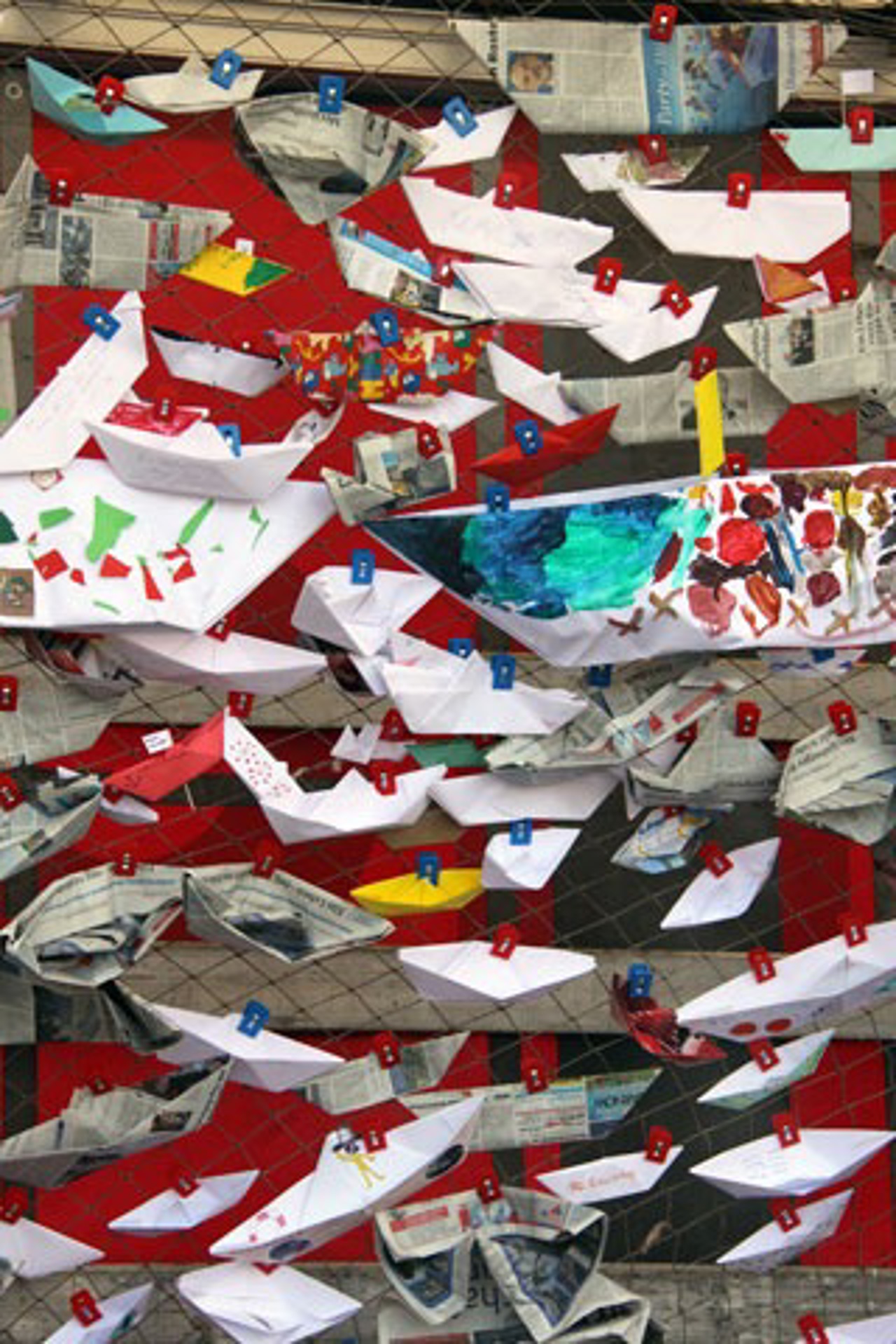 Papierschiffe im Rostocker Überseehafen