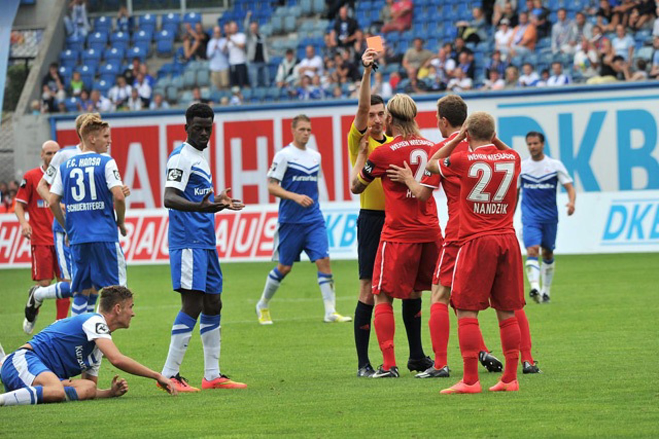 Alex Nandzik (Wehen Wiesbaden) sieht Gelb-Rot, doch Hansa Rostock kann seine Überzahl nicht nutzen