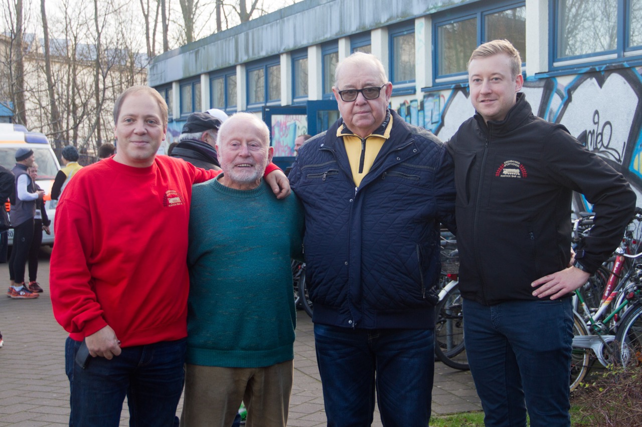 Die aktuellen nehmen die ehemaligen Neujahrslauforganisatoren in die Mitte: Vereinsvorsitzende Guido-Frank Hesse, Siegfried Ebert, Reinhold Oswald und Kai Uwe Richter