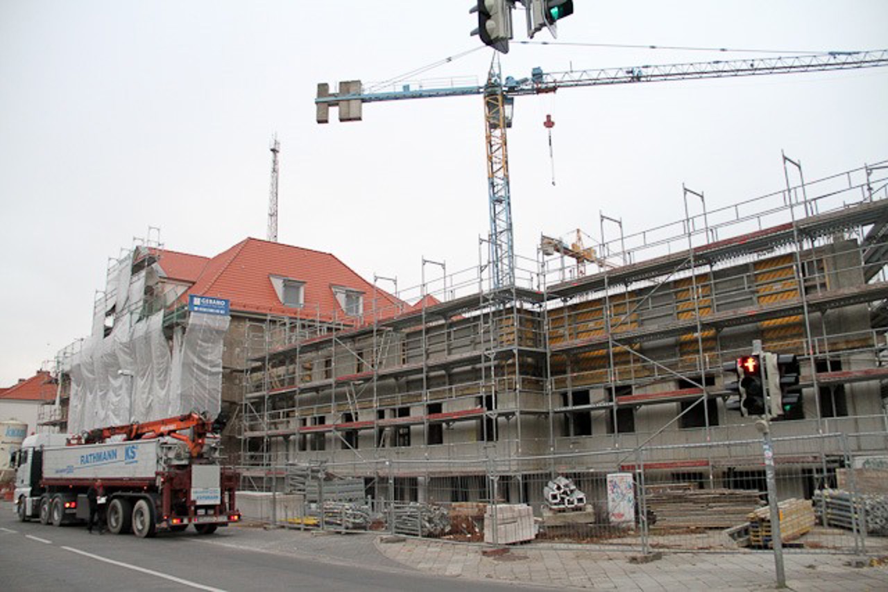 Altbau und Naubau der Polizeidienststelle