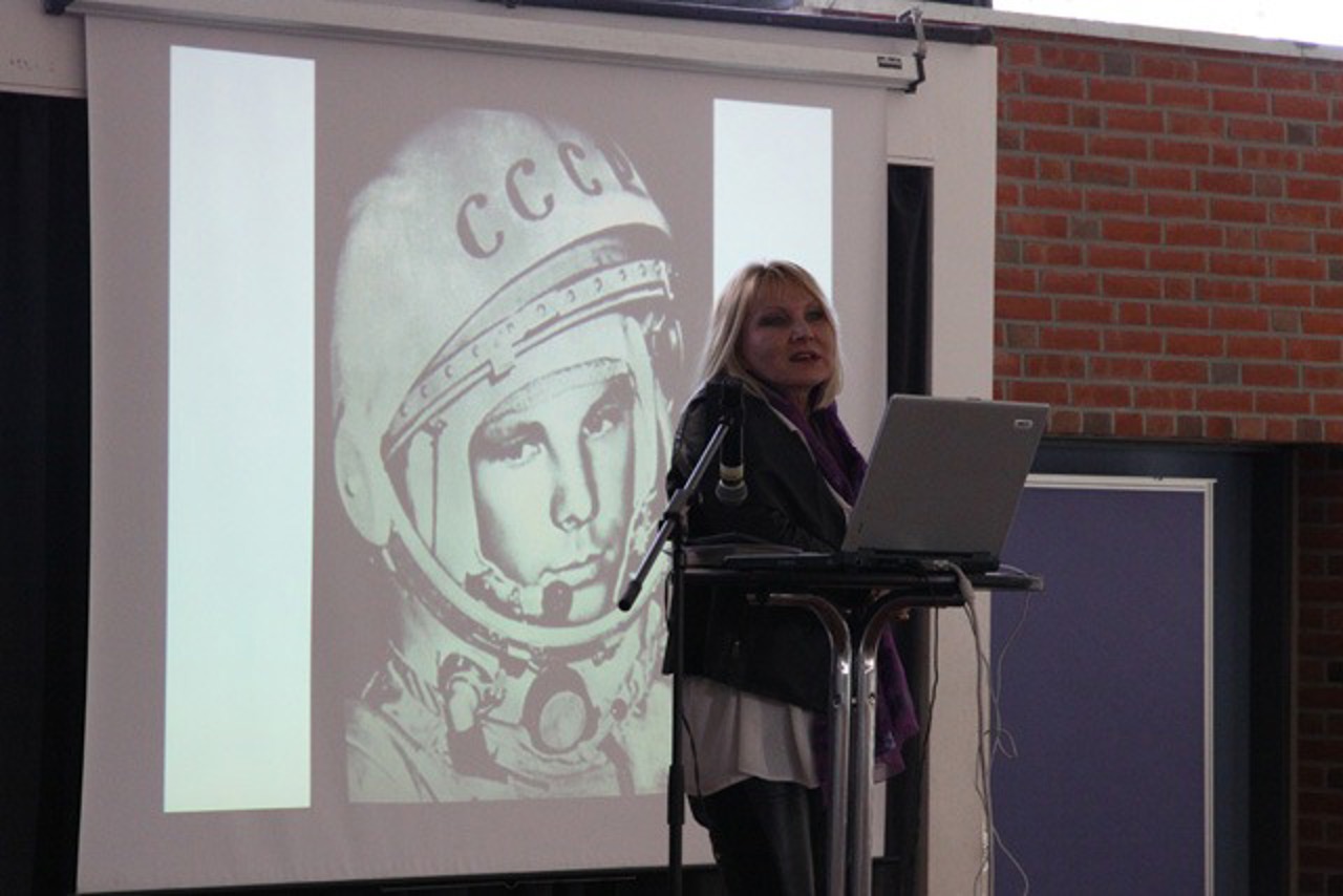 Ludmila Pavlova-Marinsky vor einem Bild von Juri Gagarin