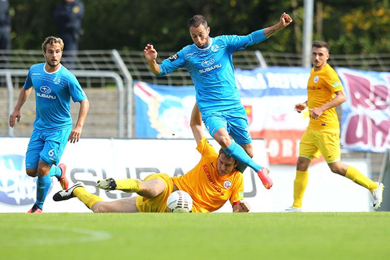 Christian Stuff (Hansa Rostock) im Zweikampf mit Marco Calamita (Stuttgarter Kickers)