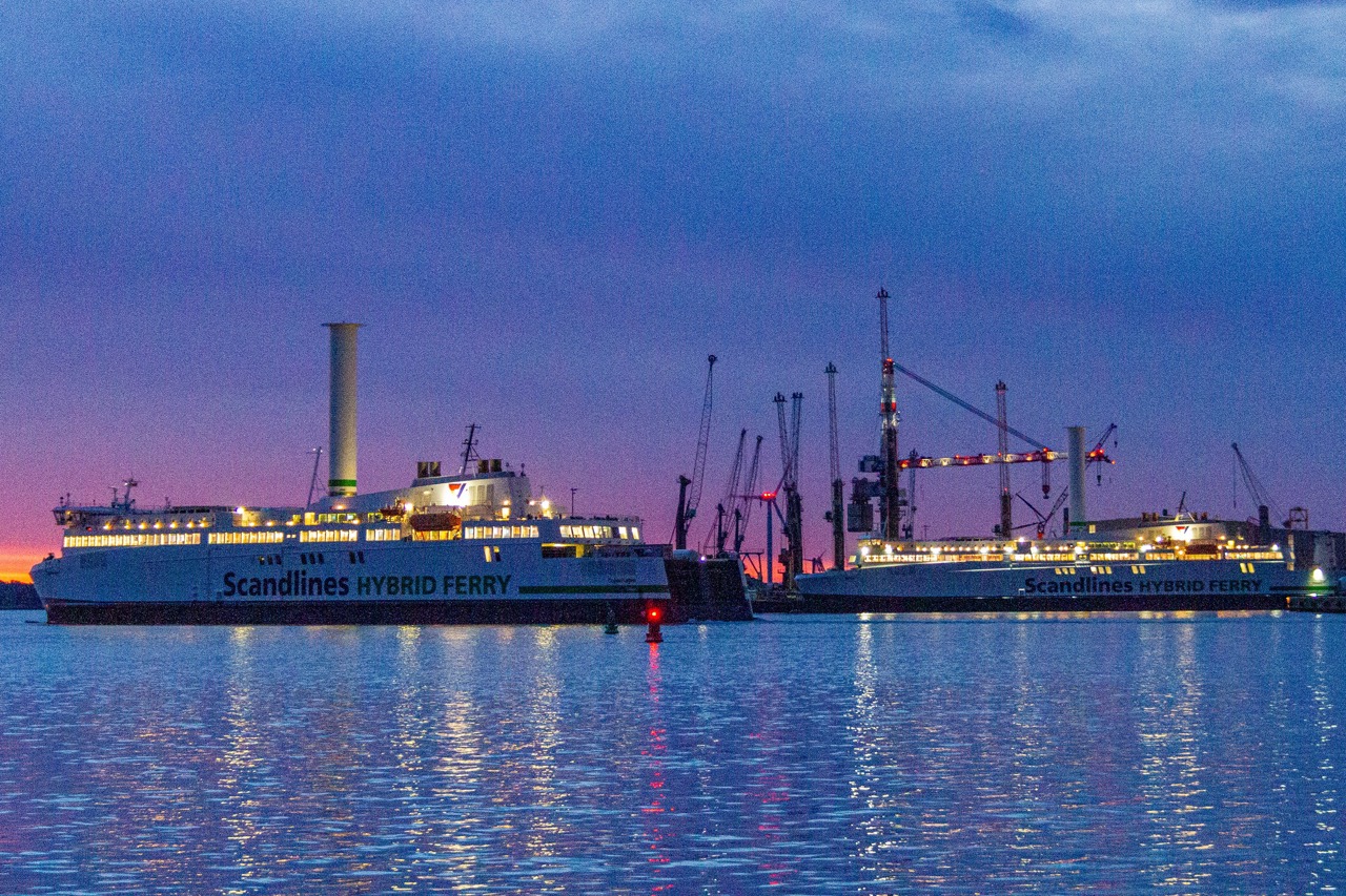 Die Scandlines-Fähren „Copenhagen“ (links) und „Berlin“ (rechts) fahren jetzt beide mit Rotorsegel
