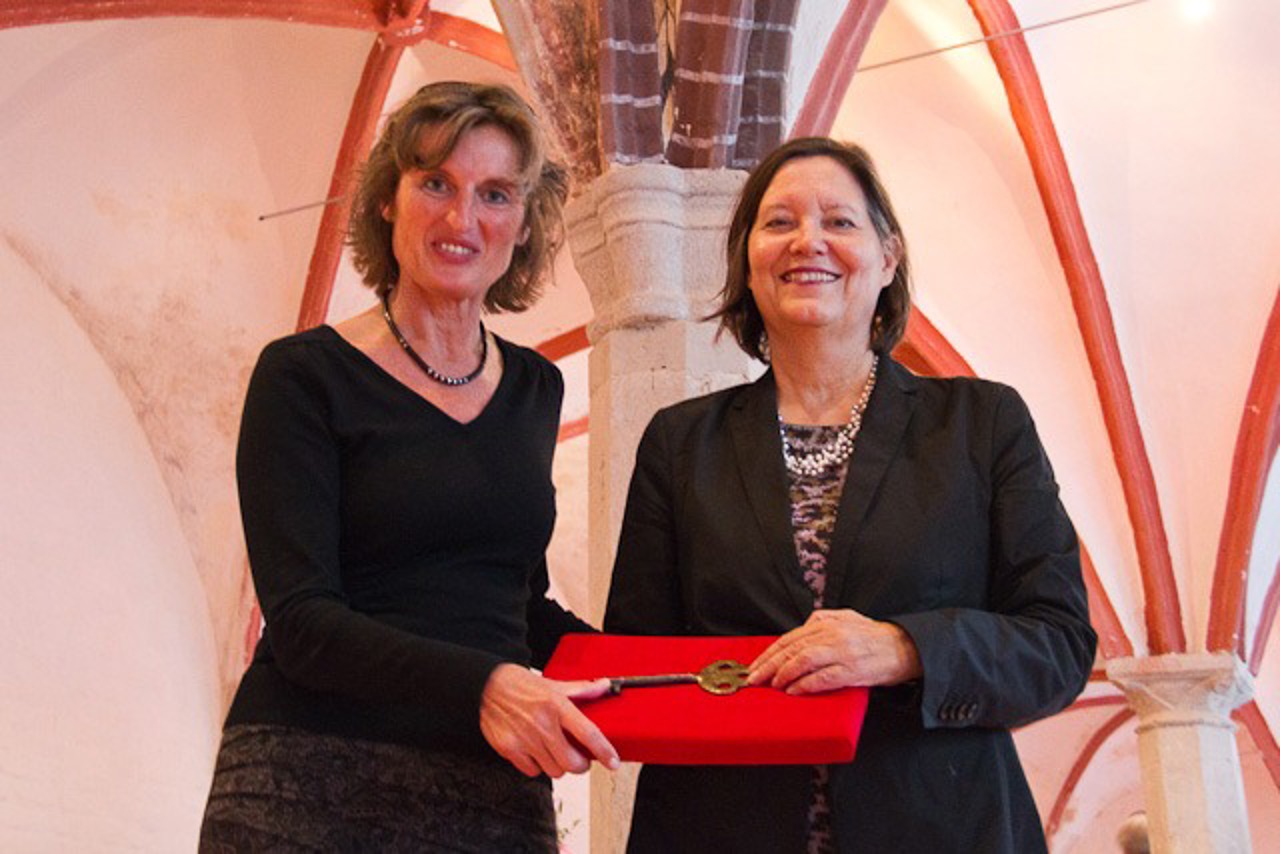 Annelen Karge vom Kulturhistorischen Museum und Rostocks Kultursenatorin Dr. Liane Melzer bei der symbolischen Schlüsselübergabe