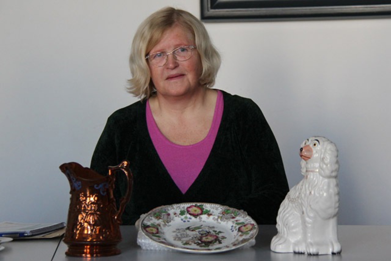 Barbara Dümke mit Ausstellungsstücken