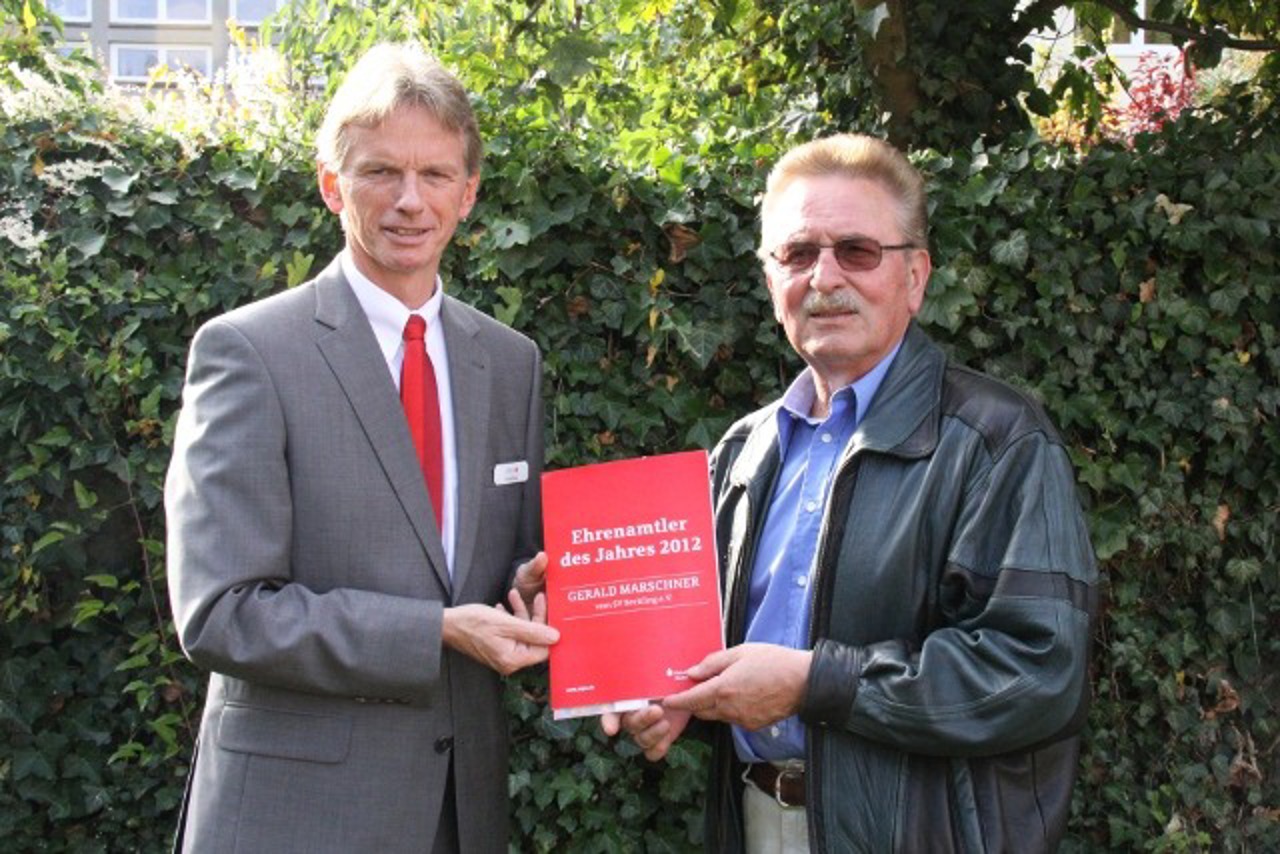 Frank Berg von der OSPA übergibt Gerald Marschner den Titel des Ehrenamtler des Jahres