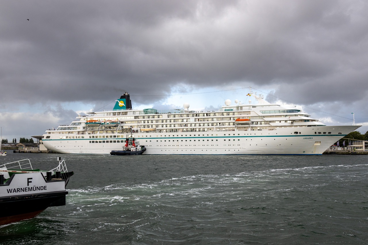 „Amadea“ - ZDF-Traumschiff in Warnemünde