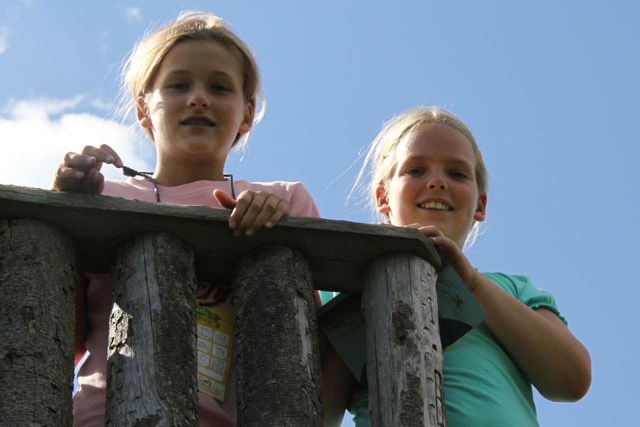 Lisa und Luise auf einem Aussichtsturm