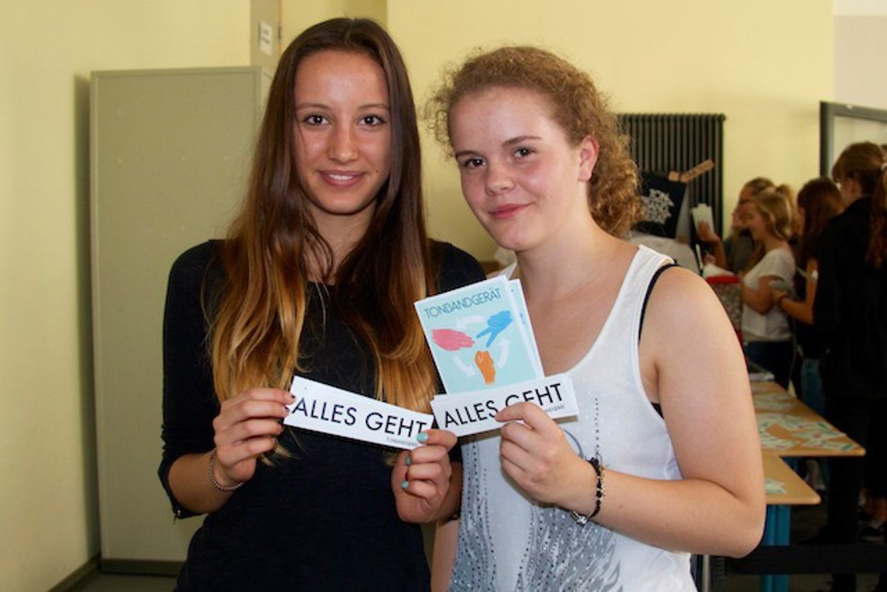 Cora und Ina holten sich nach dem Konzert im ISG noch Autogramme von Tonbandgerät