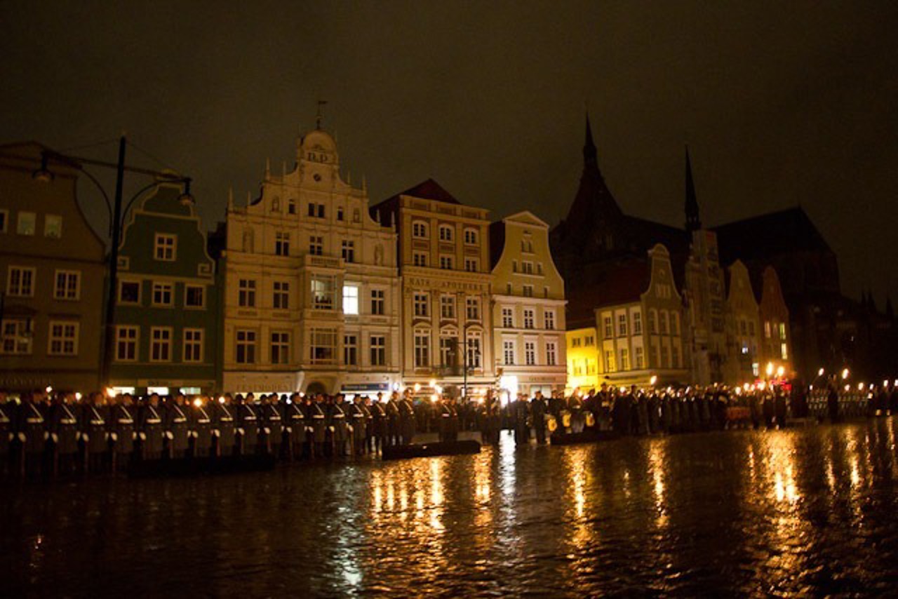 Großer Zapfenstreich auf dem Neuen Markt im Oktober 2010 anlässlich "20 Jahre Deutsche Einheit und Deutsche Marine in Rostock"