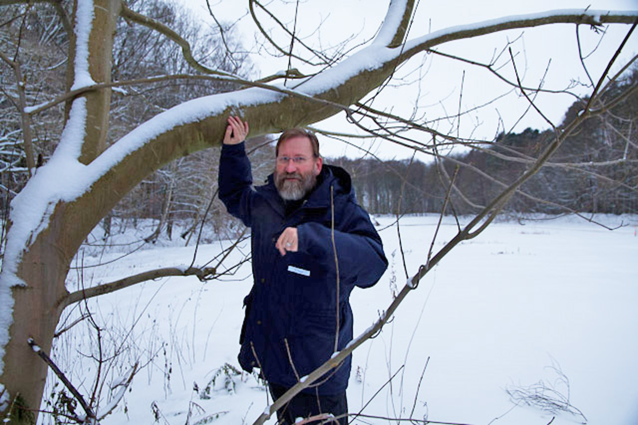 Zoodirektor Udo Nagel auf dem Lagergelände im Barnstorfer Wald, auf dem das Darwineum entsteht