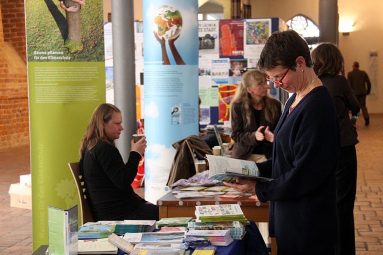 Infostände zum Thema Klimaschutz im Rathaus Rostock
