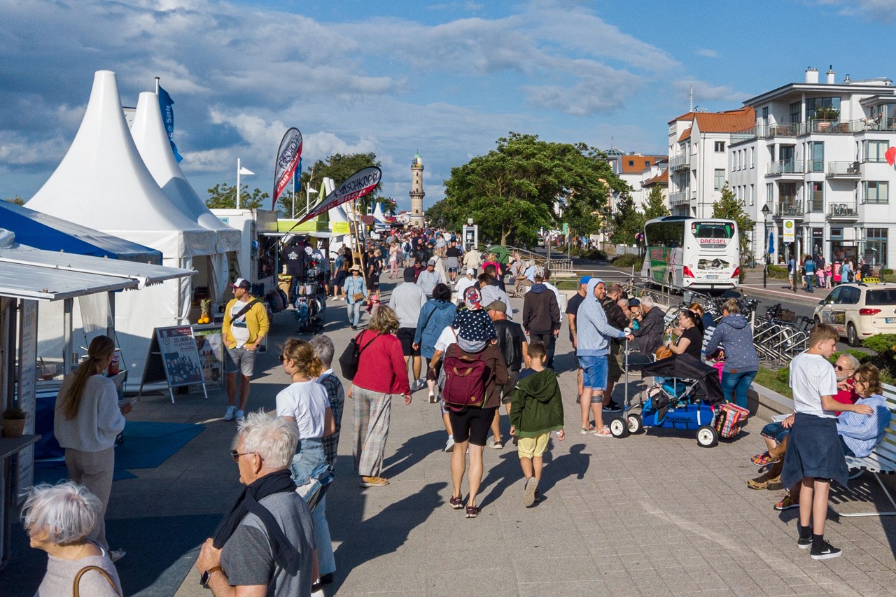 Hanse Sail 2021: Auf der Warnemünder Promenade herrscht bereits „Budenzauber“