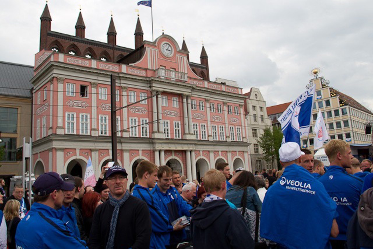 Spieler und Trainer des FC Hansa Rostock auf dem Neuen Markt