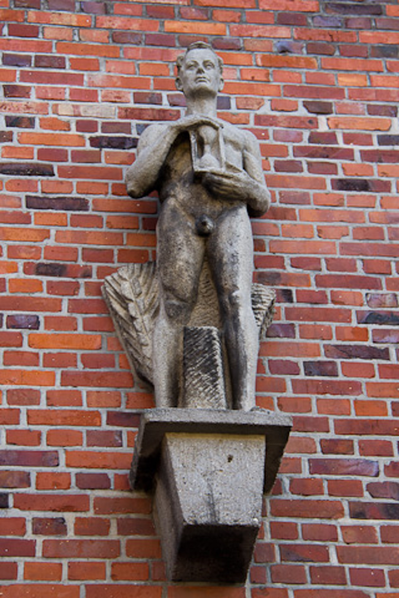 Eine von sechs allegorischen Kunststeinfiguren am Kinogebäude, das in den 1930ern errichtet wurde.