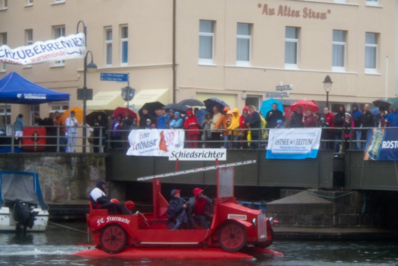 Waschzuberrennen auf dem Alten Strom in Warnemünde