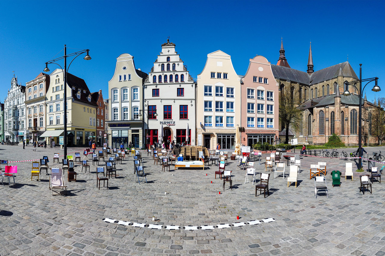 Leere Stühle am letzten Freitag auf dem Neuen Markt in Rostock
