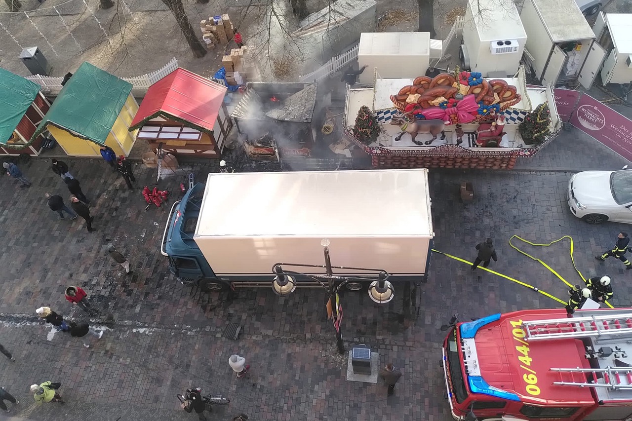 Verkaufsstand auf Rostocker Weihnachtsmarkt abgebrannt