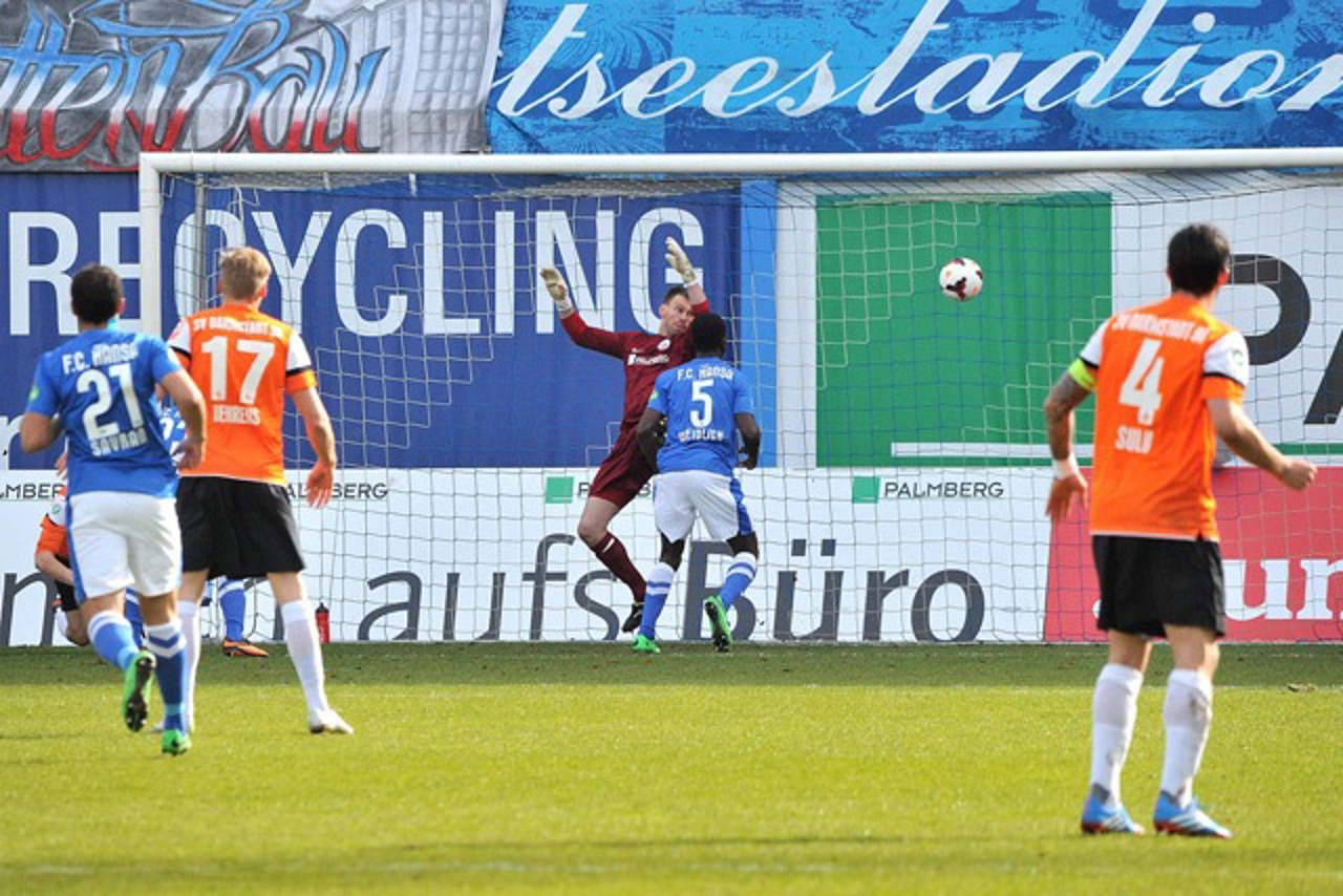 Jörg Hahnel (Hansa Rostock) ist gegen den Kopfball von Dominik Stroh-Engel (SV Darmstadt 98) machtlos