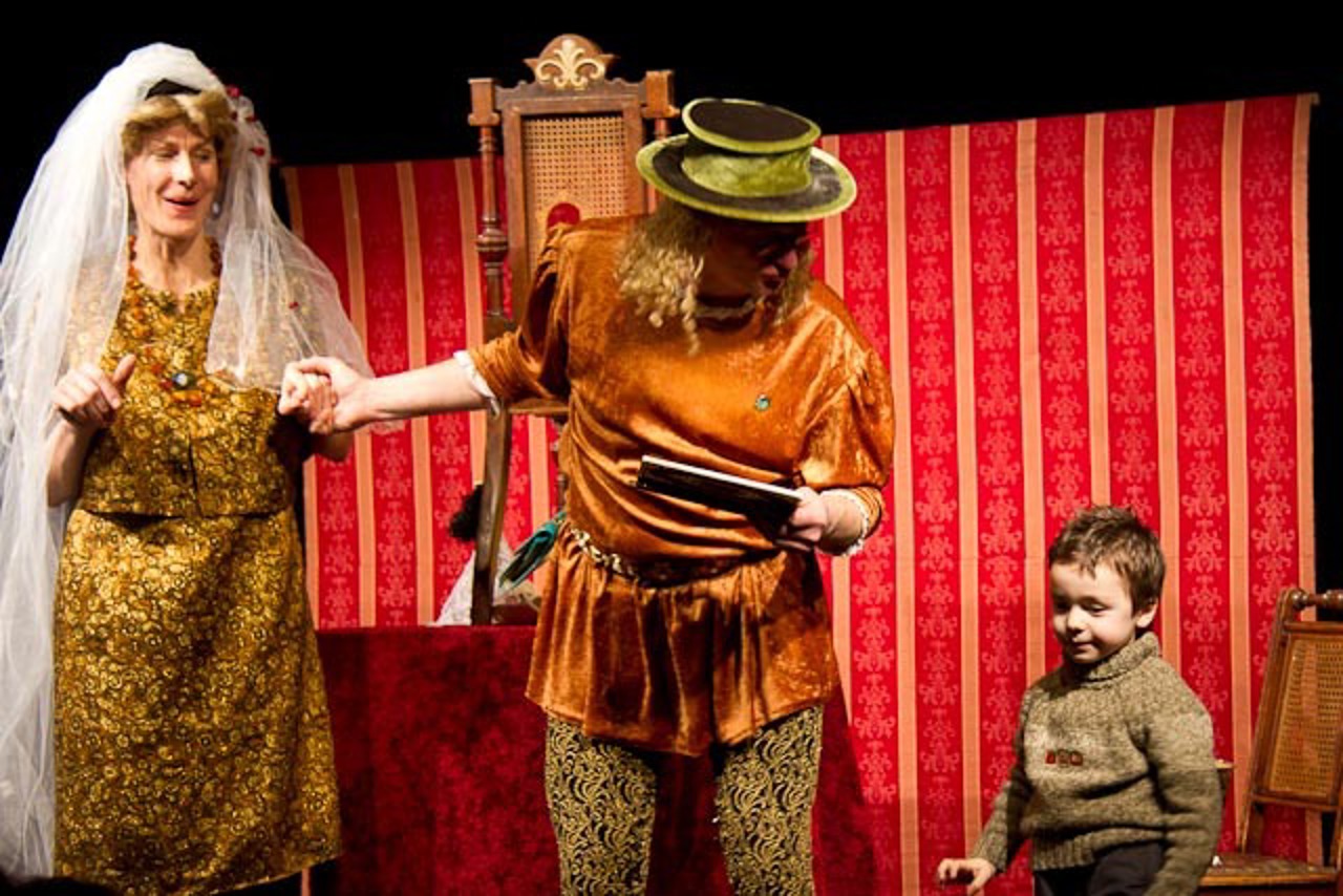 Ben spendiert dem Figurentheater Ernst Heiter einen Keks