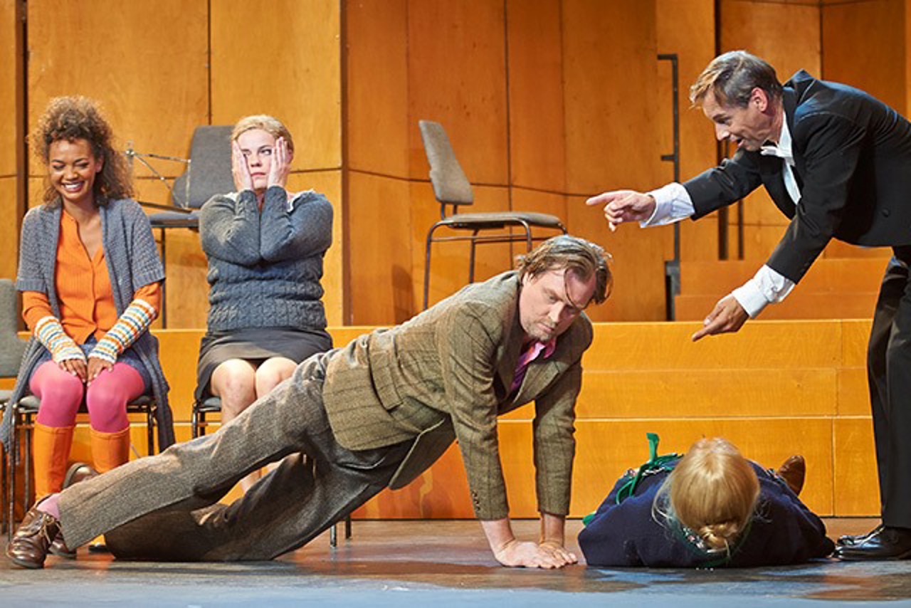 „Wie im Himmel“ am Volkstheater Rostock: Sithembile Menck, Juschka Spitzer, Alexander Wulke, Petra Gorr und Uli K. Müller, Foto: Thomas Häntzschel