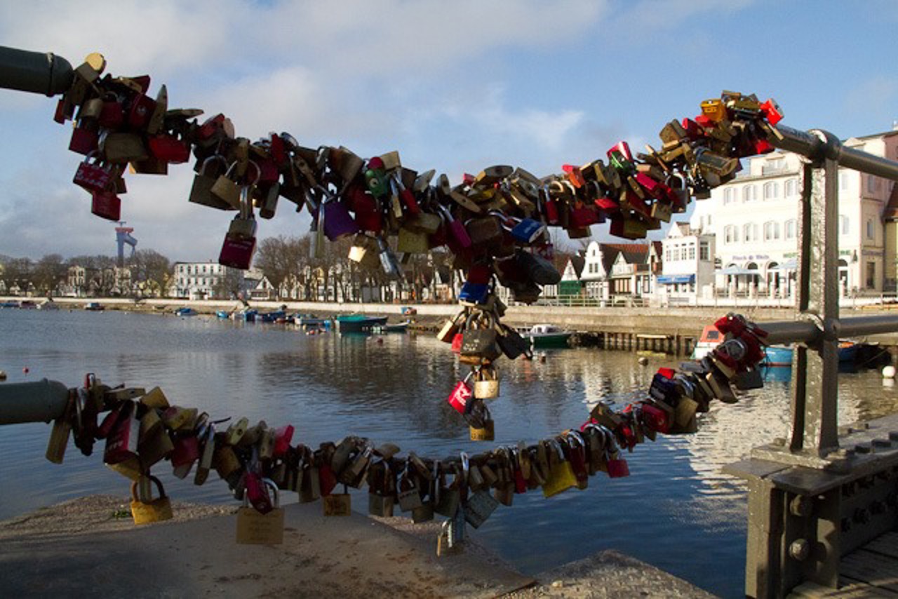 Links und rechts auf der alten Drehbrücke in Warnemünde hängen Liebesschlösser.