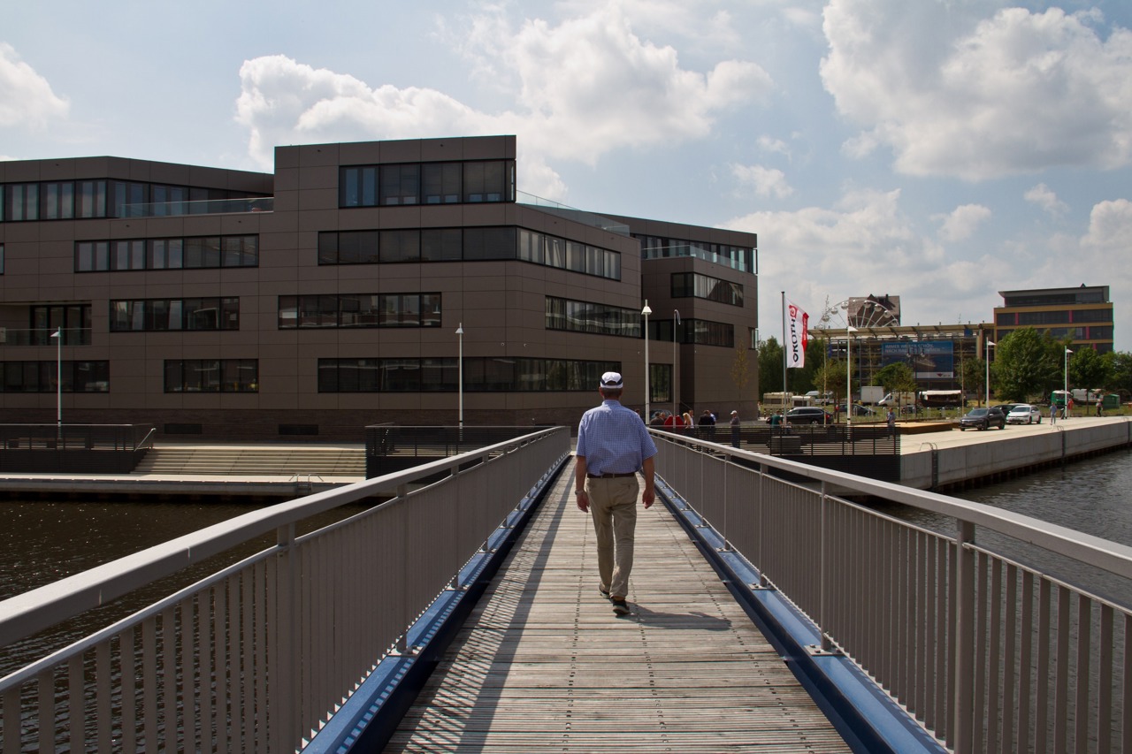 Einige haben monatelang darauf gewartet: Mit der Fertigstellung der Uferpromenade ist auch die Brücke, die Silo- und Holzhalbinsel verbindet, begehbar.