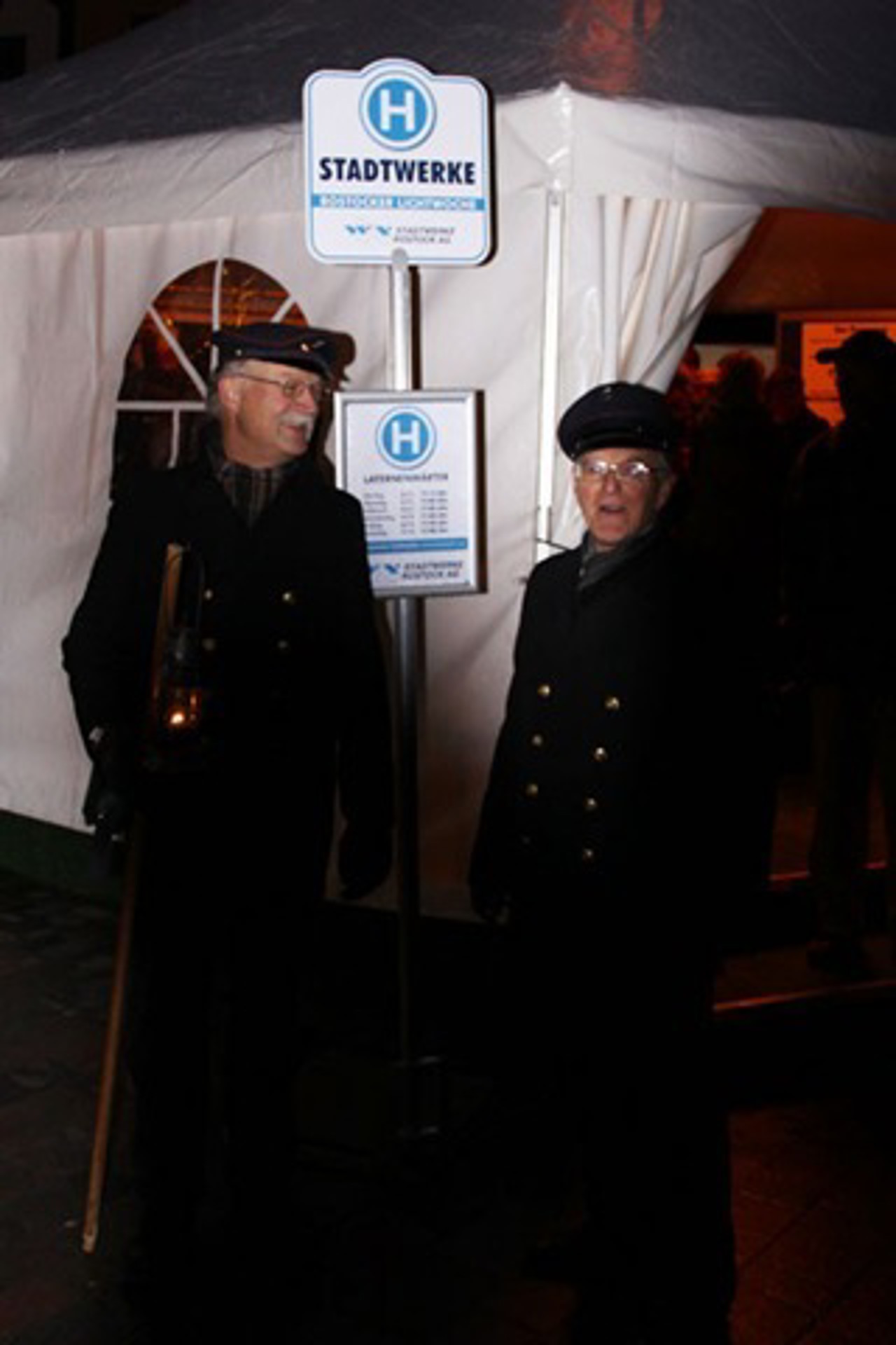 Laternenwärter bei der Rostocker Lichtwoche 2009
