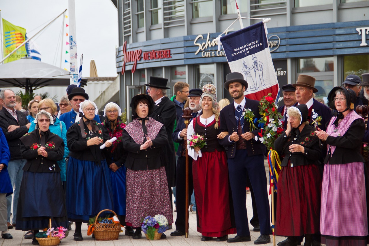 Trachtengruppe Warnemünde auf dem Leuchtturmplatz