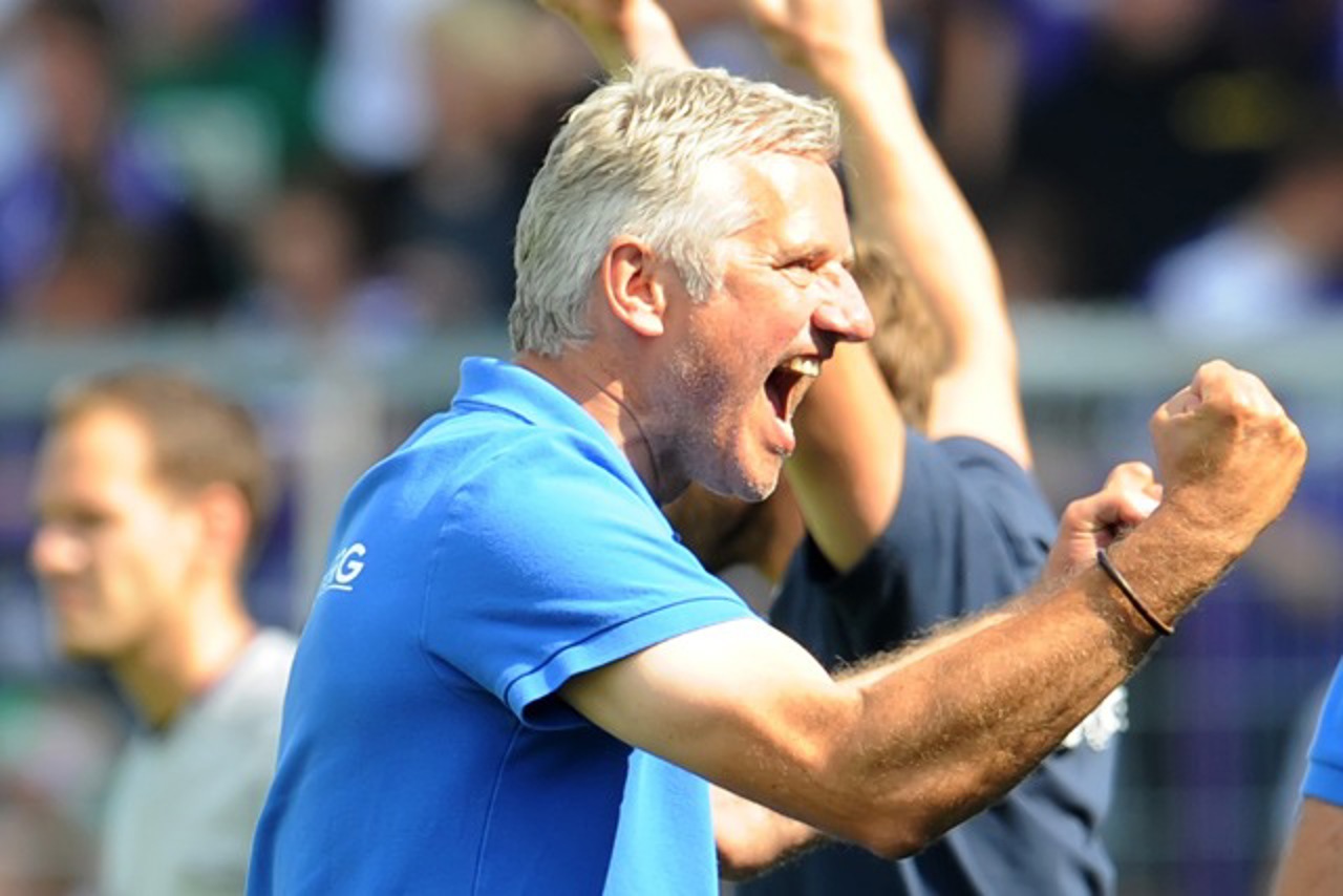 Hansa-Trainer Andreas Bergmann freut sich über den Sieg beim VfL Osnabrück