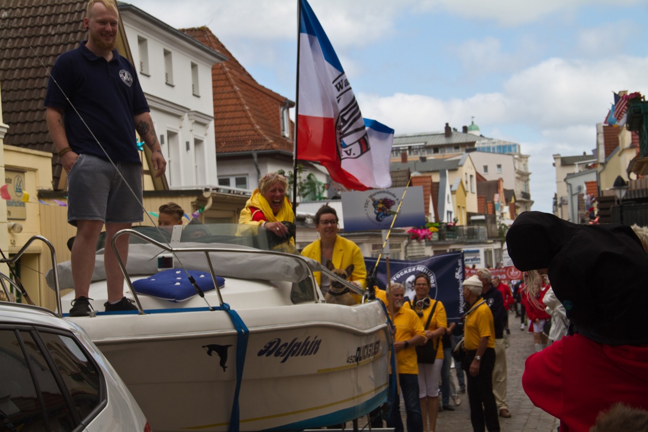 Auf dem Wasser waren Segeloote zum Auftakt der Warnemünder Woche nicht zu sehen, dafür auf der Straße