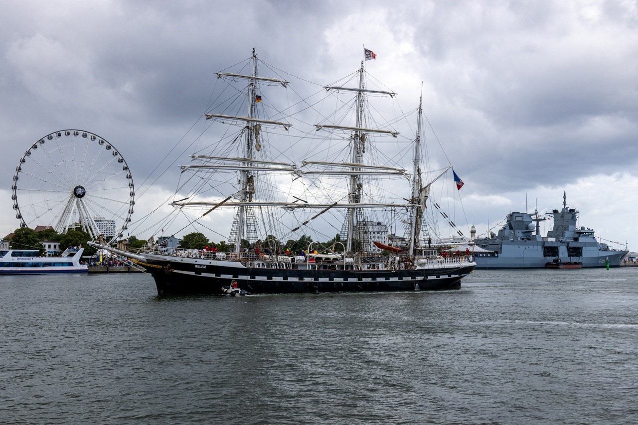 Der französische Dreimaster „Belem“ und die Fregatte „Nordrhein-Westfalen“ laden in Warnemünde zum Open Ship ein