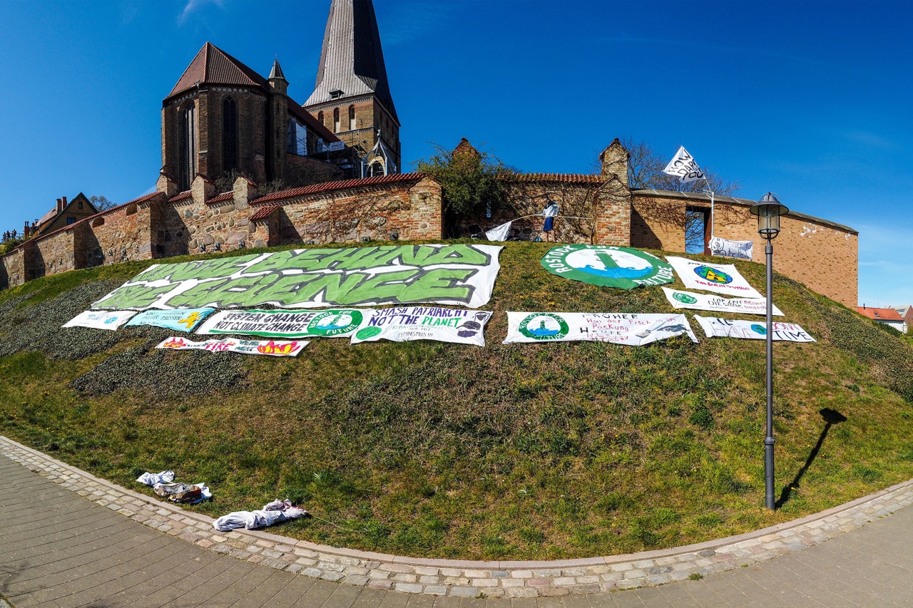 Rostock for Future: Protestbanner gegen die Klimakrise vor der Petrikirche in Rostock