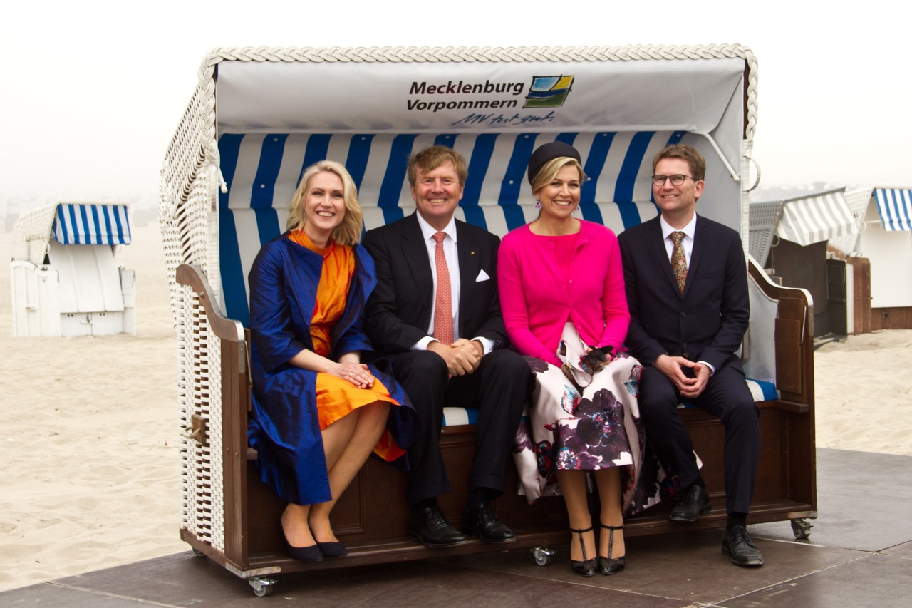 Ministerpräsidentin Manuela Schwesig und ihr Mann Stefan nehmen Seine Majestät König Willem-Alexander und Ihre Majestät Königin Máxima der Niederlande für ein offizielles Foto in die Mitte.