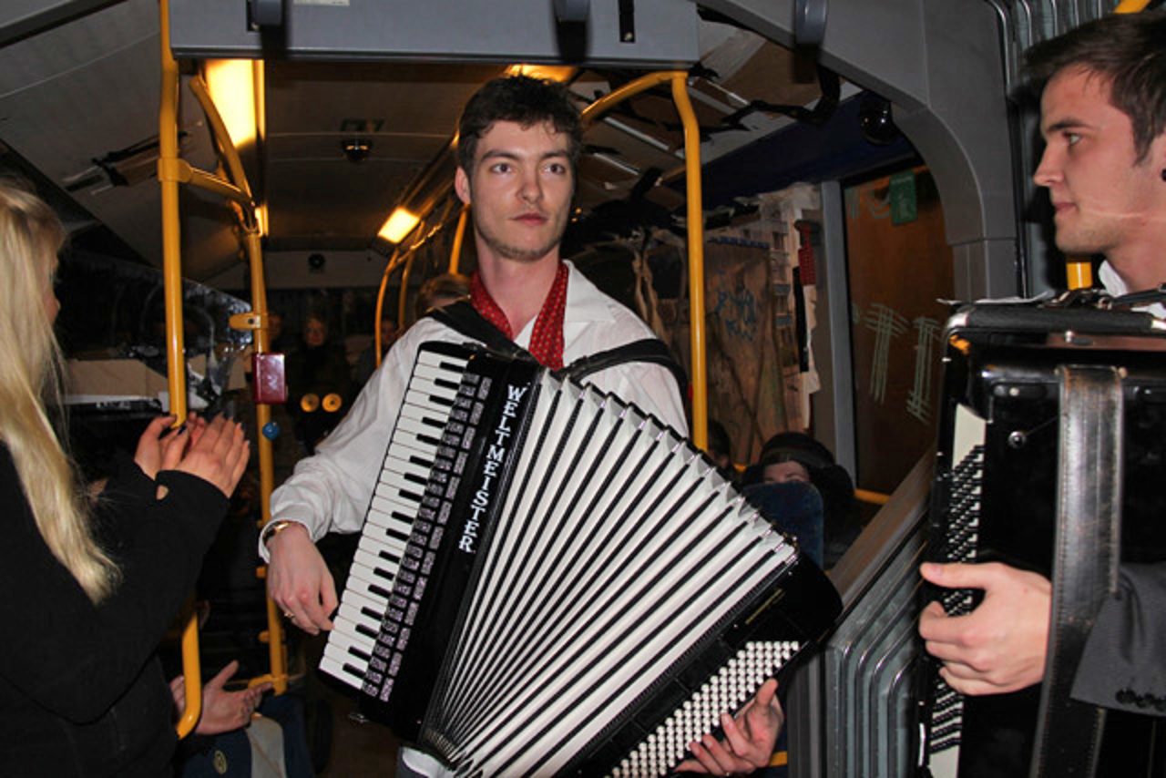 Lukas Rauchstein am Akkordeon auf der Fahrt der Linie 7
