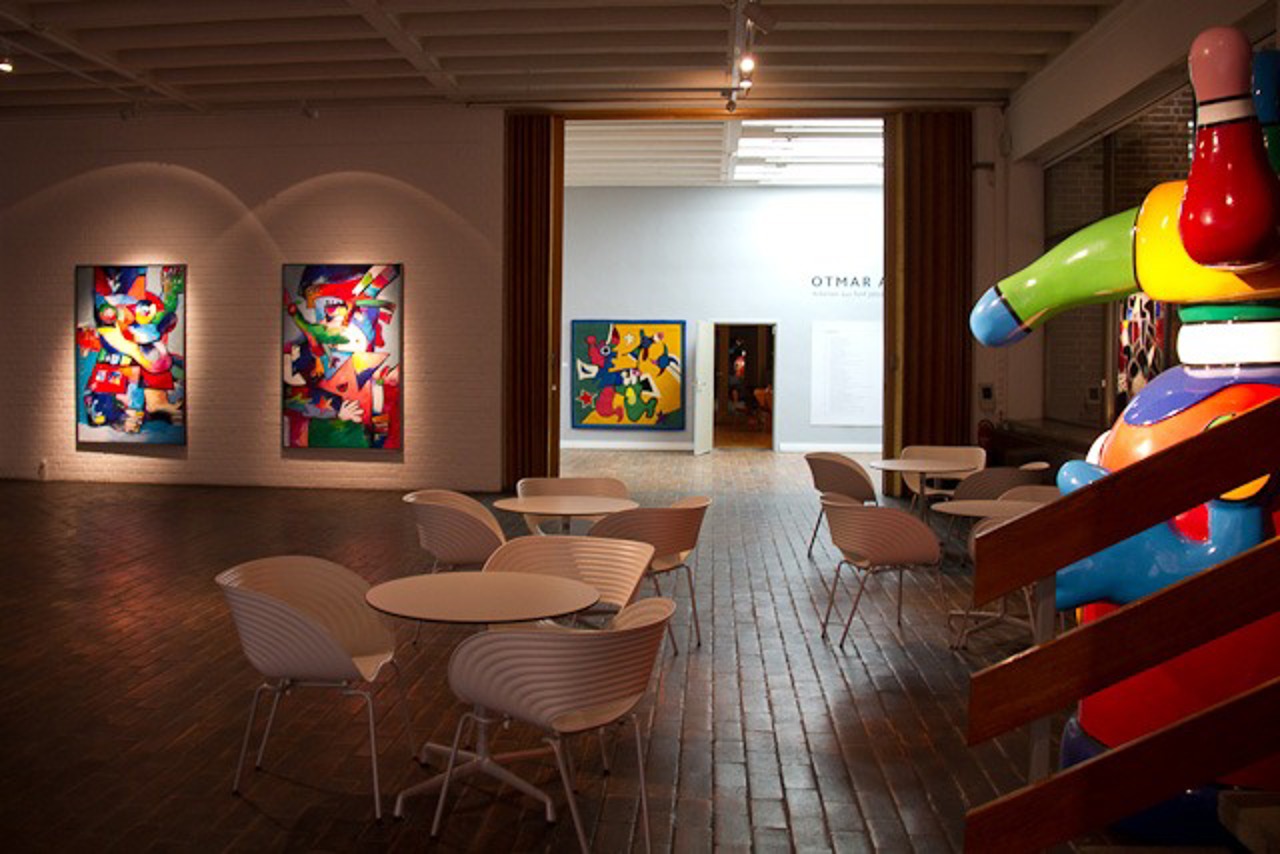 Gemälde, Wandteppich und Figur von Otmar Alt im Plastiksaal der Kunsthalle Rostock