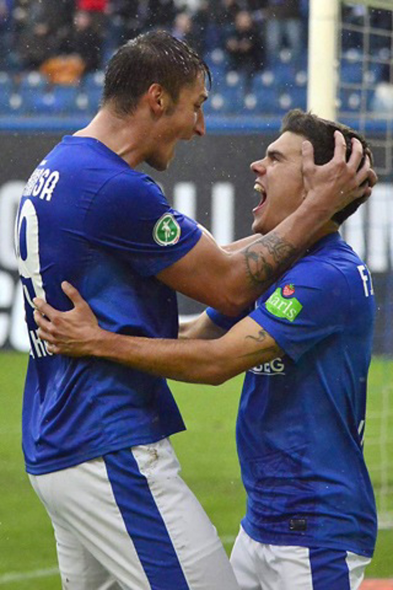 Mustafa Kucukovic und Julian Jakobs (Hansa Rostock) freuen sich übers 1:0