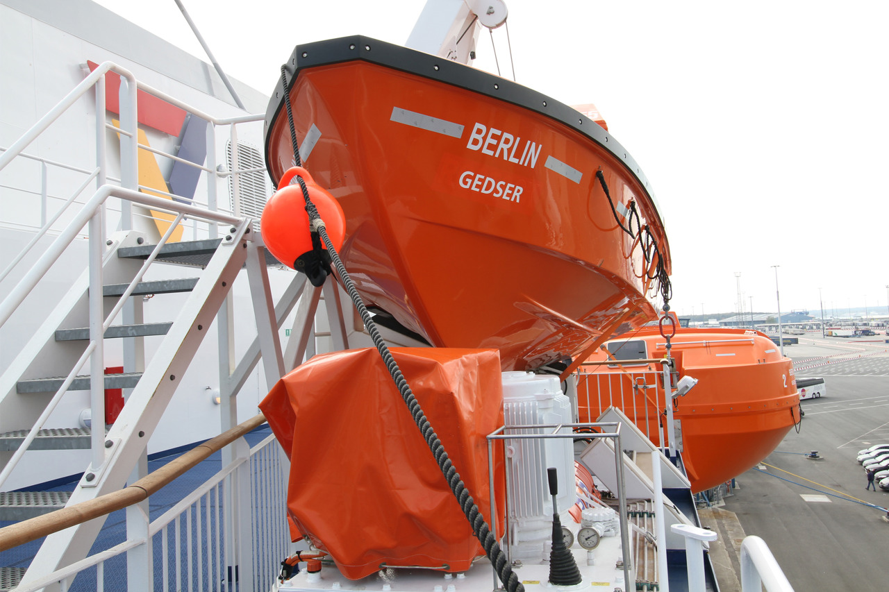 Rettungsboot auf der Scandlines-Fähre „Berlin“ - durch den Gedser-Aufkleber schimmert schon der neue Heimathafen Rostock durch