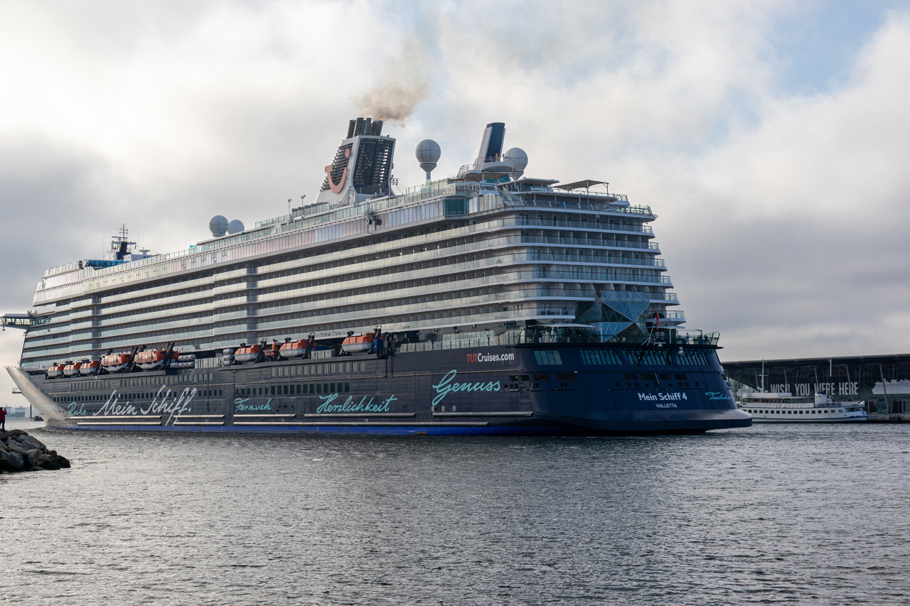 „Mein Schiff 4“ im Kreuzfahrthafen Rostock-Warnemünde