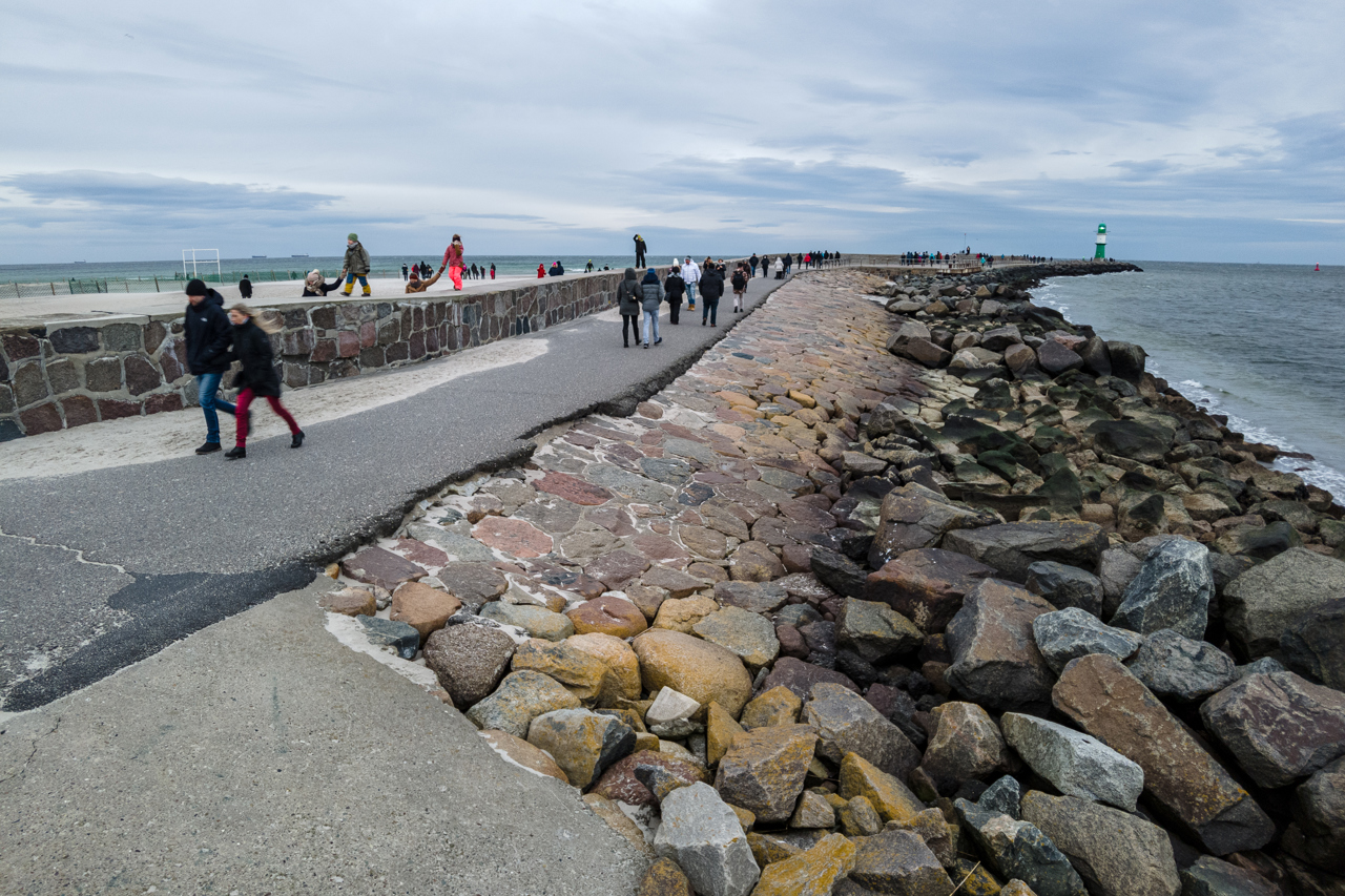 Niedrigwasser an der Westmole in Warnemünde