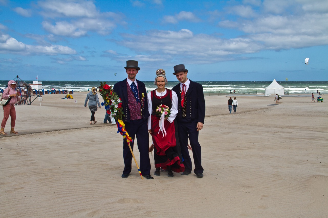 Minister Brodkorb und Hochzeitspaar in alten Trachten