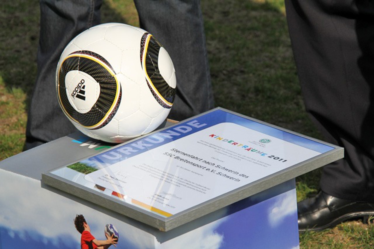 DFB Kinderträume unterstützt die Sternenfahrt des SSC Breitensport nach Schwerin