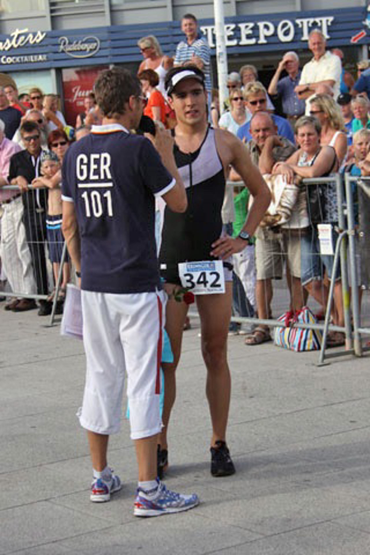 Der Berliner Matthias Kindel erreicht als erster Sprint-Distanzler das Ziel - hier im Interview
