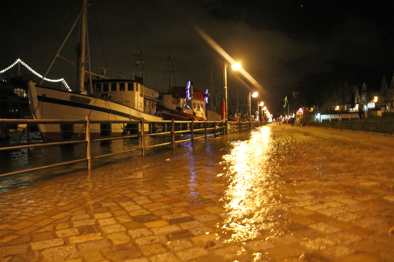 Die Sturmflut sorgte am Alten Strom in Warnemünde für nasse Füße.
