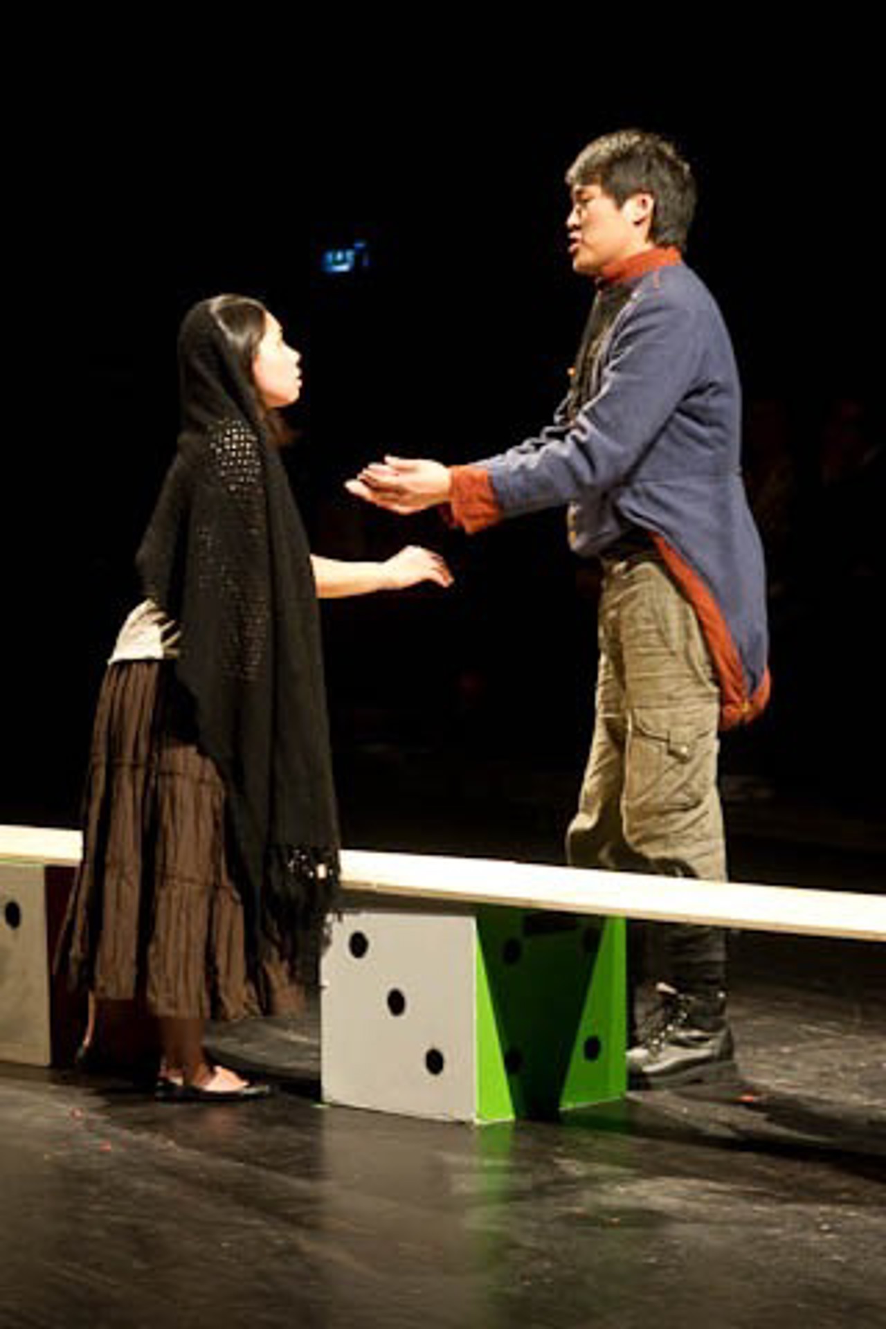 Soldat (Jae Sung An) und traurige Geliebte (Misato Mochizuki)