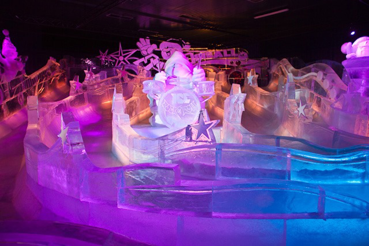 An der Pinball-Eisrutsche haben die Icecarving-Weltmeister Sergey Tselebrovsky und Sergey Zaplatin mitgearbeitet.