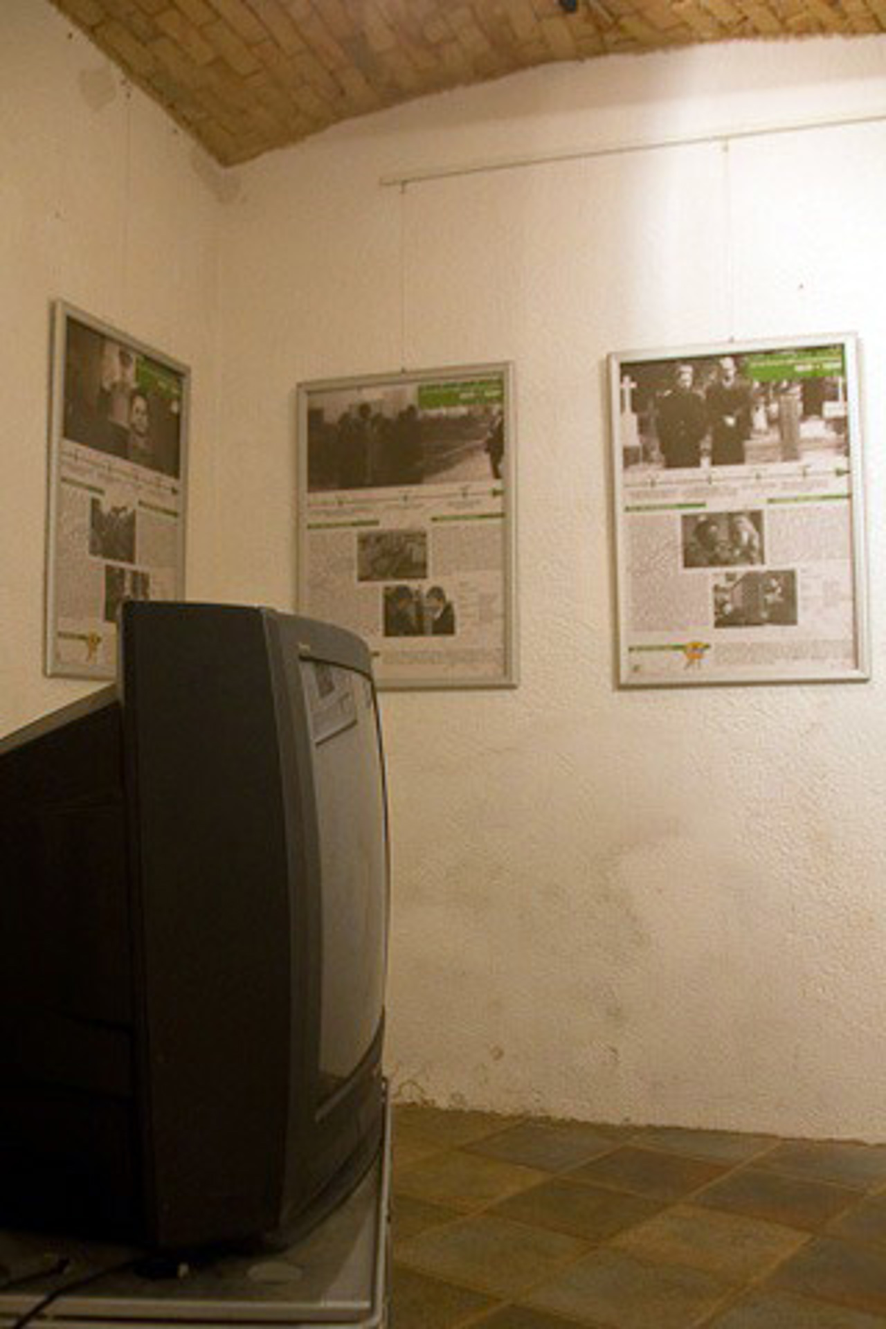 Auf einem Fernseher sind Ausschnitte von sieben ausgewählten DEFA-Filmen zu sehen