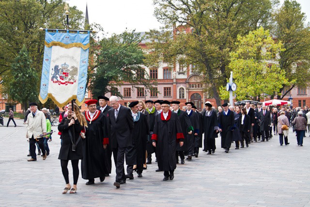 Traditionell ziehen der Rektor und die Dekane anlässlich der feierlichen Immatrikulation in historischen Gewändern vom Hauptgebäude der Universität über die Kröpi bis zur Marienkirche. In diesem Jahre erstmalig an einem Freitagnachmittag mit vielen Passanten. Bisher fand der Umzug immer am Samstagvormittag statt.