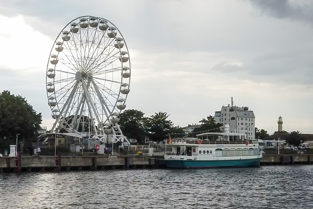 Riesenrad auf der Mittelmole in Warnemünde