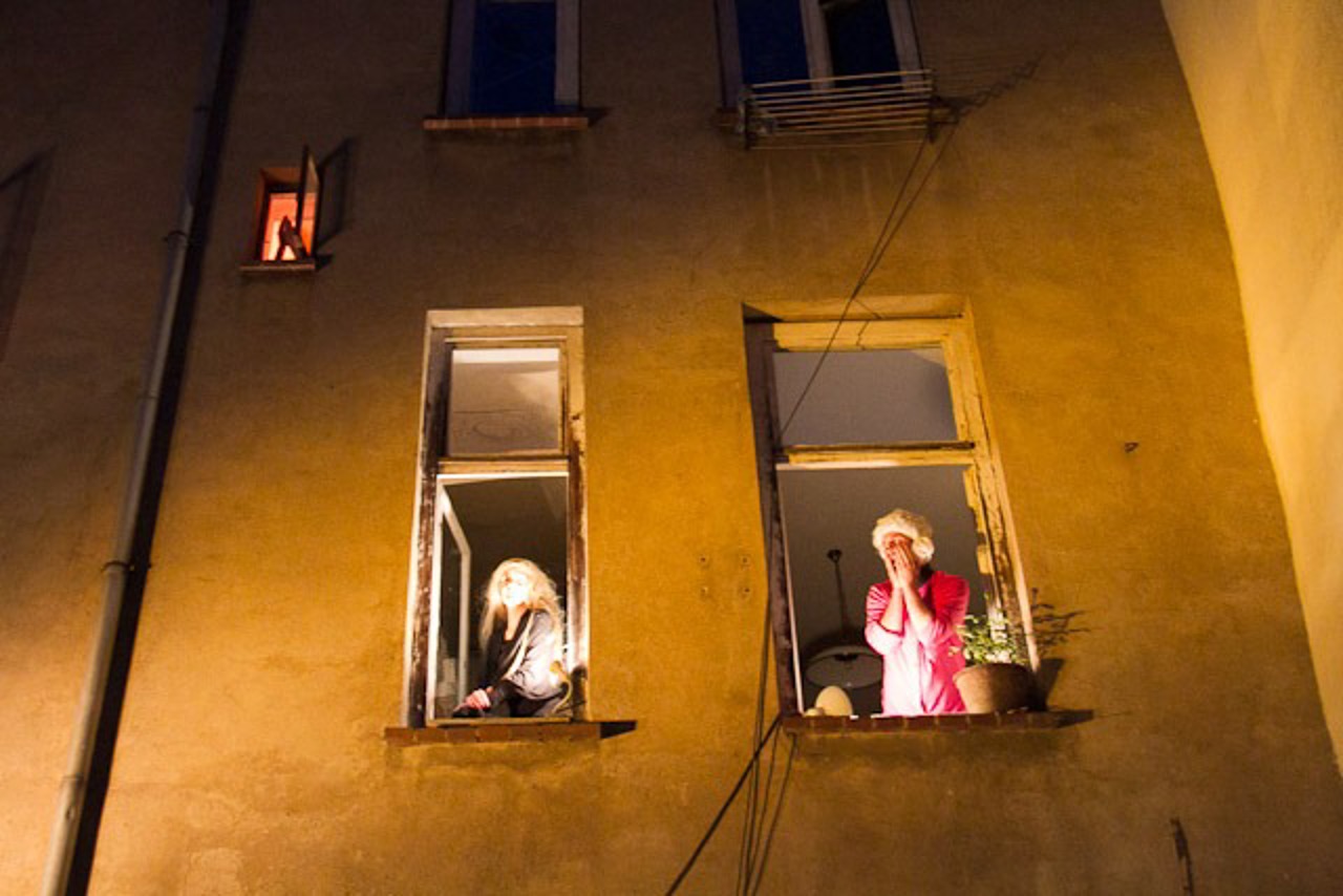 Die Kulturisten inszenieren die "Mona Lisa" und den "Schrei" in einem Altbau in der Mühlenstraße
